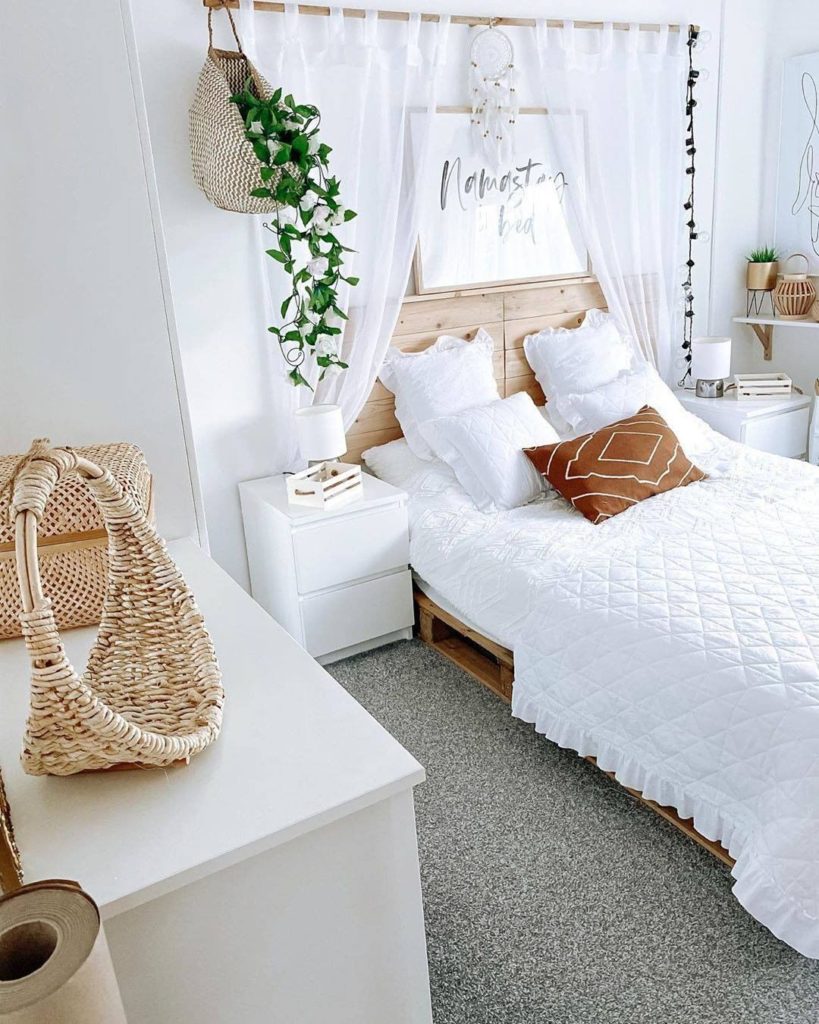 Small Aesthetic Bedroom Ideas 15