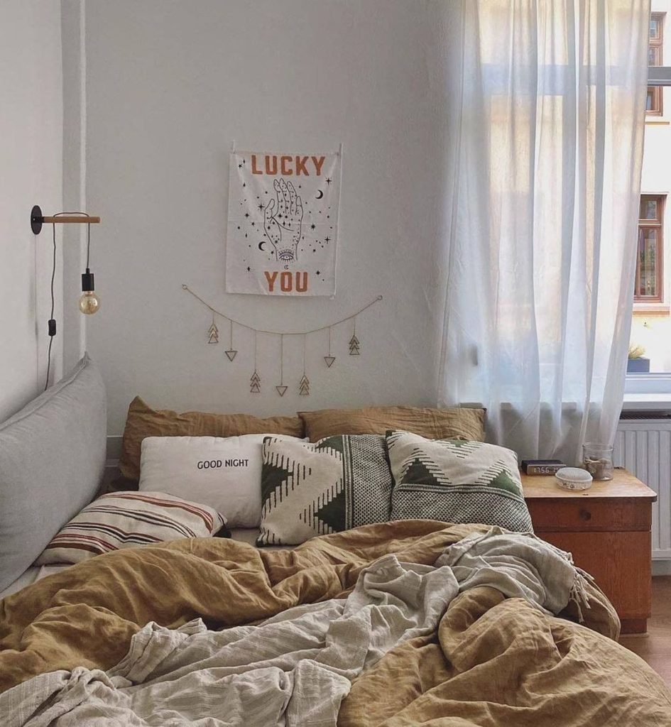 Small Aesthetic Bedroom Ideas 18