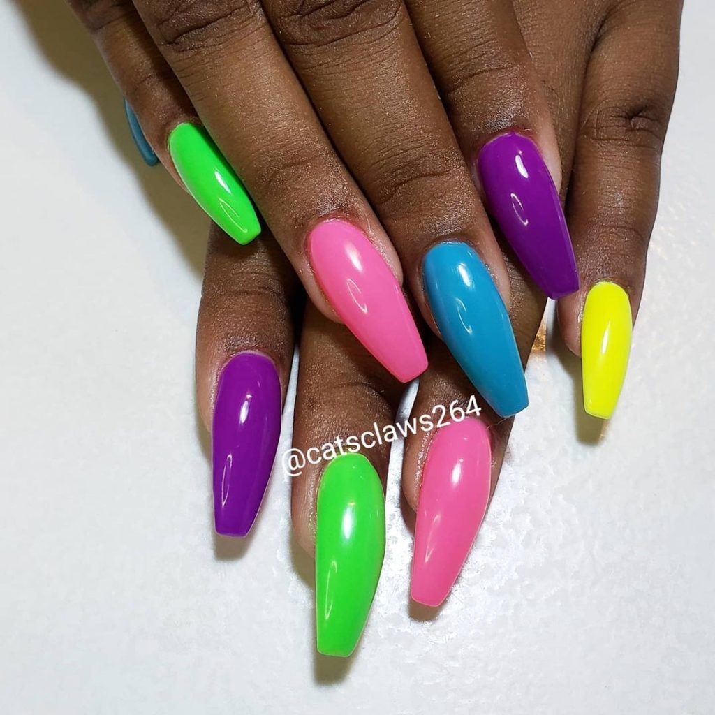 bright summer nails 14